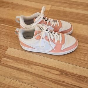 Nike Court Borough Low 2 Se1  (GS) size 7y / 8.5 women